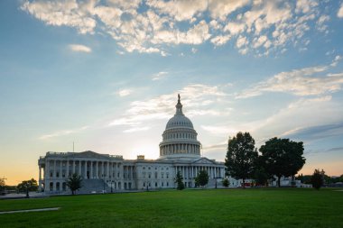 Washington DC 'deki meclis binası. Capitol Hill dikkat istiyor. Capitoller neoklasik yapıyı etkiler. Neoklasik Meclis Demokrasiye ev sahipliği yapıyor