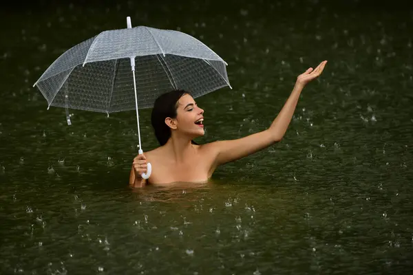 Cuerpo Femenino Húmedo Sexy Sexy Mujer Topless Con Paraguas Agua — Foto de Stock