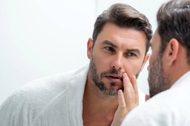Erkekler için kozmetik kremi. Spa erkek modeli, erkek derisi için cilt bakımı ürünü. Yaşlanma karşıtı cilt için sabah maskesi. Cilt bakımı. Erkek yüz kremi. Mükemmel yumuşak ciltli bir adam. Güzellik ürünleri.