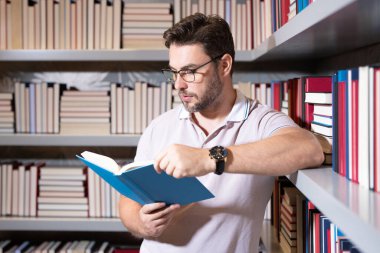 Öğretmenler günü. Okul sınıfında öğretmen öğretmeni. Bilgi, eğitim. Sınıfta ders veren bir adam. Üniversite sınavı. Üniversitede ders veriyorum. Eğitimci öğrenme kursları. Edebiyat okuyorum.