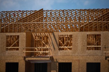 Çatı katı. Standart ahşap çerçeveli çatı kirişli bina. Çatı Kereste Çerçevesi Evi. Yeni inşa edilen evin çerçevesi. İnşaat alanı. İnşaat kirişleri kerestesiyle yapılmış çatı kirişleri.