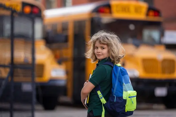 子供は学校へ行った スクールバスに乗る男子生徒 アメリカン スクール 幸せな子供たちは勉強する準備ができています アメリカで学ぶ 小学校の初日 — ストック写真