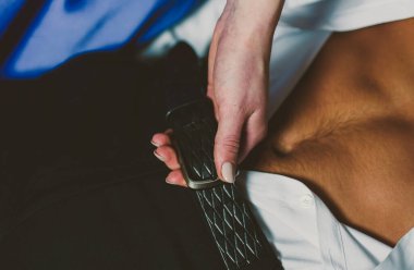 Seksi kadın elleri Erkek kemerini çözüyor