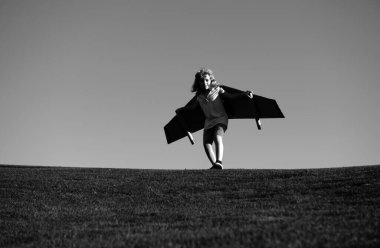 Çocuk roket pilotu olmayı hayal ediyor. Hayal gücü ve motivasyon kavramı