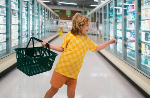 Ребенок Корзиной Продуктовом Магазине Смешной Милый Ребенок Магазинам Супермаркете Продуктовый — стоковое фото