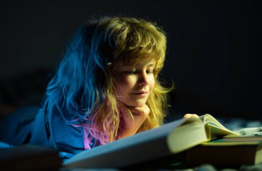 Mutlu çocukluk, rüya gören çocuk. Çocuklar kitap okuyor. Çocuklar yatma vakti, çocuk yatakta kitap okuyor.