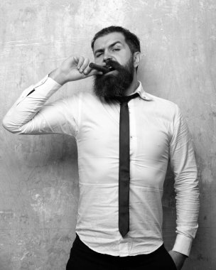 Sigara içen yakışıklı sakallı adamın portresi.