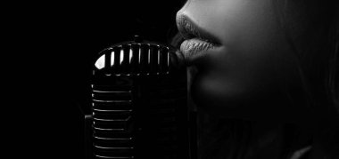 Karaoke. Klasik mikrofonlu yakın çekim dudağı. Şehvetli kadın şarkıcı. Konser şarkısı