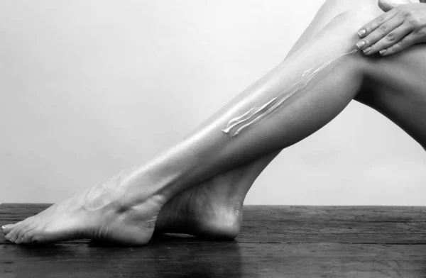 Kadın Deri Bacağına Losyon Sür Temiz Yumuşak Tenli Kadın Bacağında — Stok fotoğraf