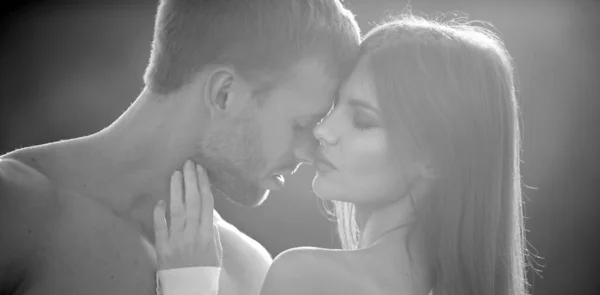 Baiser Sensuel Homme Embrassait Une Femme Tendre Jeunes Amants Embrassant — Photo