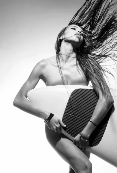 Vrouw Met Surfplank Zomervakantie Concept Naakte Sexy Meid Met Surfplank — Stockfoto