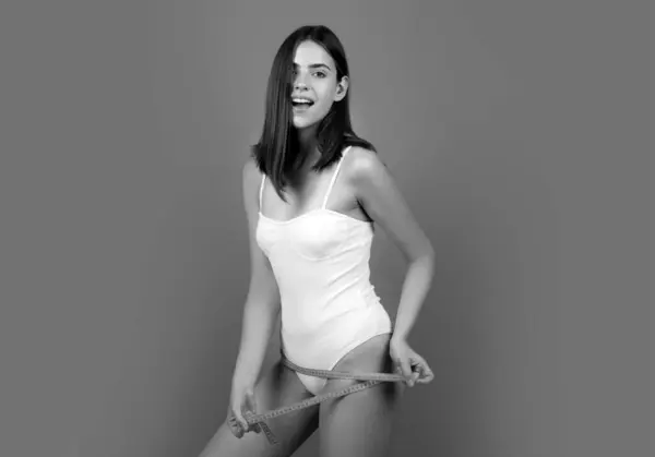 Strava Hubnutí Koncept Perfektní Štíhlé Tělo Žena Měření Její Hýždě — Stock fotografie