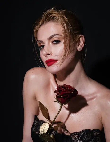 Mujer Romántica Belleza Con Flores Rosas Hermoso Maquillaje Lujo Diseño — Foto de Stock
