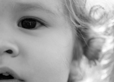 Sevimli bir bebek portresi. Kafkasyalı çocukların makro kesilmiş suratlarını kapatın. Komik çocuğun yakın plan kafası.