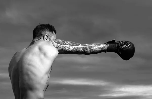 Boxer Fight Fist Fight Strong Man Tattooed Body Boxing Outdoor — Stock Photo, Image