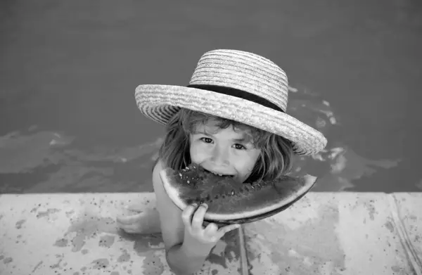 Komik Çocuk Havuzda Oynuyor Çocuk Tatlı Bir Karpuz Yiyor Yazın — Stok fotoğraf