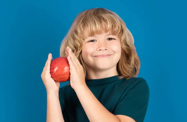 红苹果 快乐微笑的小女孩拿着苹果 工作室肖像 — 图库照片