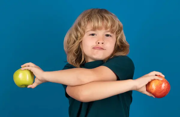 Sağlıklı Beslenme Küçük Komik Çocuk Elinde Fynny Yüzlü Elma Tutuyor — Stok fotoğraf