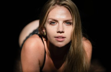 Siyah arka planda poz veren seksi genç kadın. Şehvetli kız.