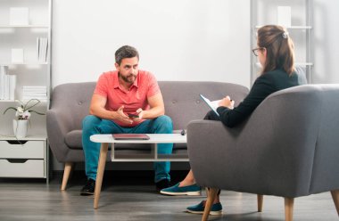 Adam psikologla sorunları tartışıyor. Psikologla erkek sorunları tartışması. Sosyal Hizmetler Danışmanı