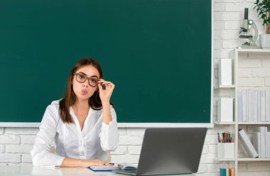 Güzel, şaşırmış öğrenci, okulda hoş bir genç bayan.