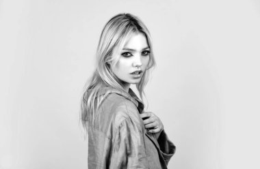 Moda ve güzellik. Şehvetli sarışın kadın model portresi. Genç, güzel bir kadın yüzü. Seksi görünüş.