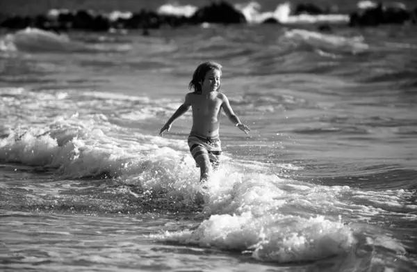 Junge Kind Springt Meereswellen Sprung Sprung Plätschert Das Meer Dahin — Stockfoto