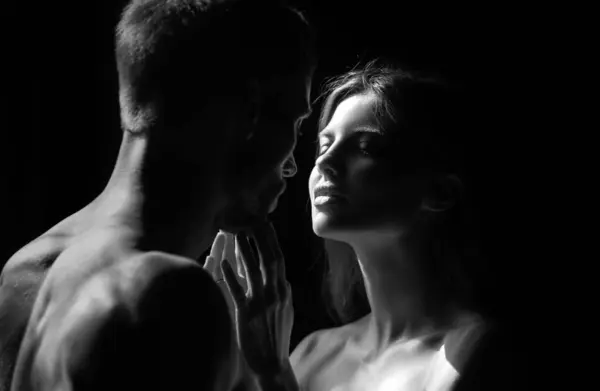 Pareja Romántica Enamorada Mirándose Abrazándose Besándose Sobre Fondo Negro Beso — Foto de Stock