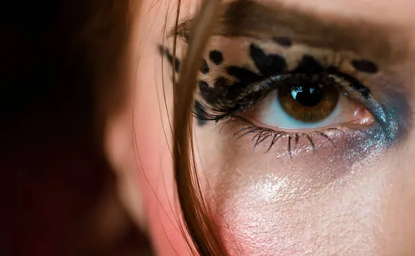 Animalistischer Druck Modetrend Frau Make Gesicht Auge Nahaufnahme Kunst Des — Stockfoto