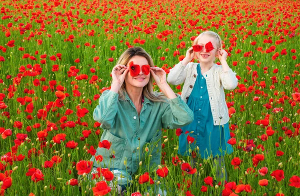 Mom Child Girl Field Red Poppies Enjoys Nature Mother Little — Foto de Stock