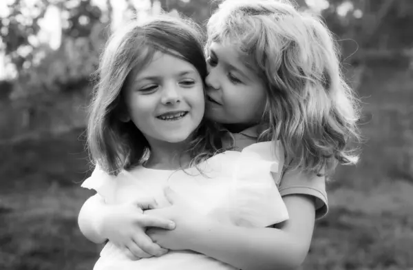 Los Mejores Amigos Los Niños Pequeños Abrazándose Niños Besándose Con —  Fotos de Stock