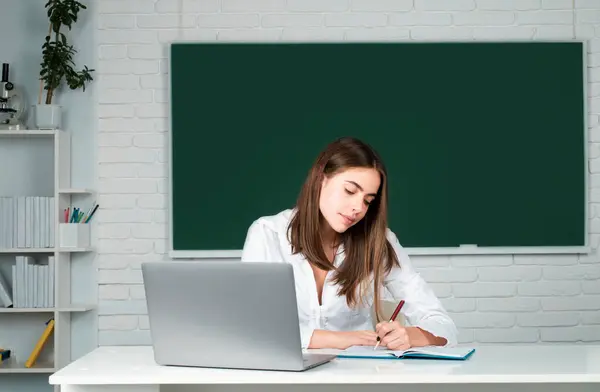 Estudante Universitária Trabalhando Laptop Sala Aula Preparando Para Exame — Fotografia de Stock
