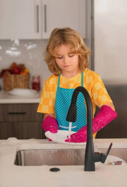 Putzen Hause Kind Spült Geschirr Der Küche Kind Hilft Bei — Stockfoto