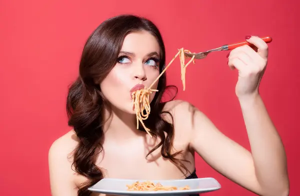 Talyan Yemeği Spagetti Makarnası Talyan Mutfağı Makarna Yiyen Seksi Kız — Stok fotoğraf