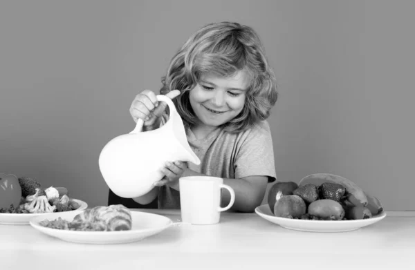 Beber Leche Leche Infantil Chico Tomando Desayuno Echando Leche Niño —  Fotos de Stock