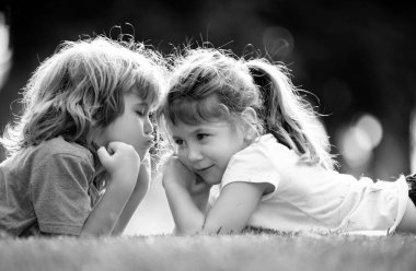 İki küçük çocuk yaz bahçesinde birbirlerine sarılıp öpüşürler. Çocuklar birbirini sever. Arkadaşlık ve çocukluk. Korsanlık yapan çocuklar. Utangaç kız.