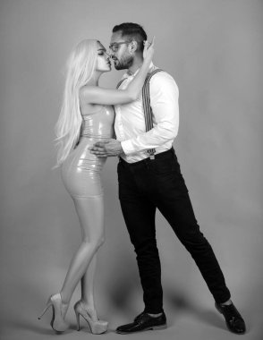 Yaratıcı bebekler. Seksi çift. Çift kavramı. Öpüşen çiftler. Genç ve şehvetli çift öpücüğü. Güzel bir çiftin moda stüdyosu fotoğrafı.