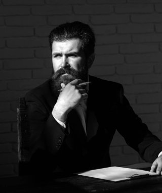 Sınıfta bir öğretmenin ya da profesörün portresi. Ciddi, olgun bir öğretmeni tatmin ettim. Olgun profesör, orta yaşlı öğretmen. Öğretmenler Günü