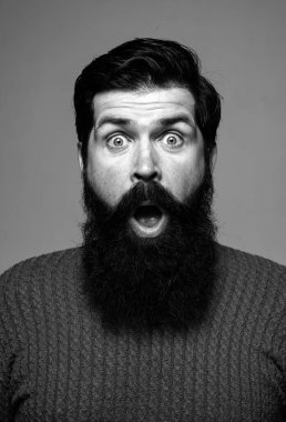 Heyecanlı sakallı adam. İnsani duygular. Şaşırmış adamın yakın plan portresi.