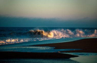 Temiz suyu olan mavi bir deniz. Okyanus derinliğindeki çivit mavisi. Sakin ve rahatlatıcı hissediyorum. Okyanus arka planı ve kopyalama alanı fikri