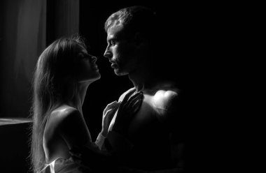 Birlikteyken kucaklaşan seksi bir çiftin şehvetli portresini yakından çek. Genç çift yatak odasında birbirine aşık. Bu sevimli çift birlikte vakit geçiriyor.