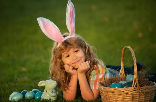 Een Jongetje Dat Paaseieren Jaagt Gras Legt Paashaas Kinderen Bunny — Stockfoto