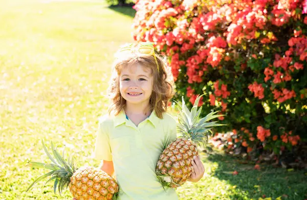 Retrato Criança Pequena Livre Verão Sorrindo Bonito Engraçado Menino Segurando — Fotografia de Stock