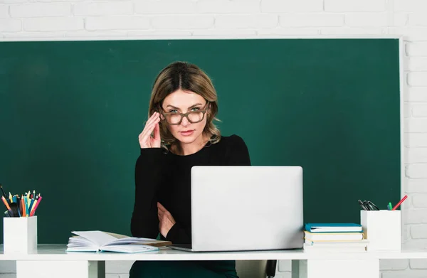 Modern Attractive Teacher Portrait Smart Young Woman Glasses Book Blackboard — Stock Photo, Image