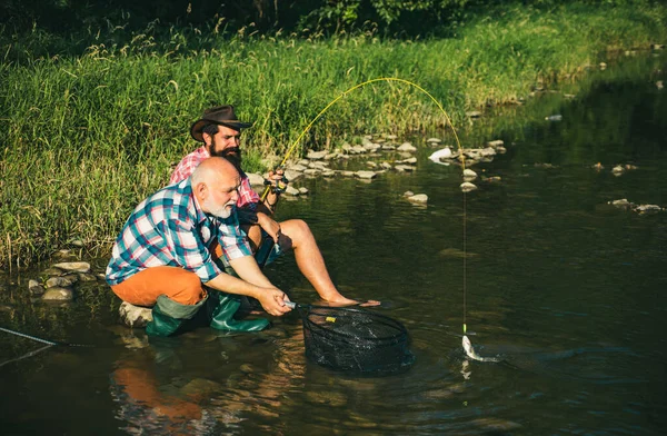 Zwei Befreundete Männer Fischen Auf Dem Fluss Alter Vater Und — Stockfoto