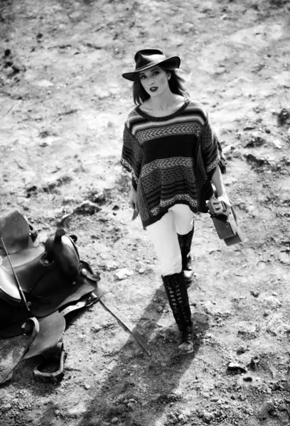 Boho tarzında taşralı bir kadın. Moda kıyafeti giymiş çekici bir kadın. Baharın tadını çıkaran güzel bir bayanın açık hava moda fotoğrafı.