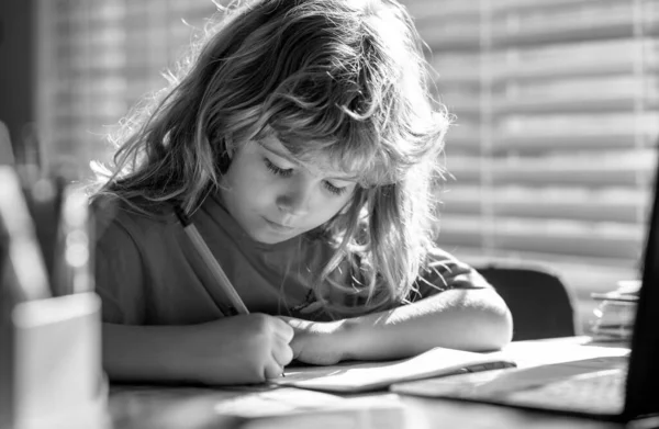 Psaní Dětí Škole Vtipná Holčička Dělá Domácí Úkoly Píše Čte — Stock fotografie