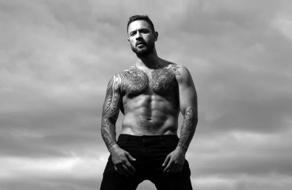 Hombre Brutal Guapo Modelo Masculino Serio Tatuado Elegante Hipster Cuerpo —  Fotos de Stock
