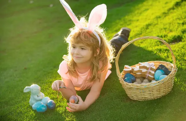 Chłopiec Wielkanocnymi Jajami Króliczymi Uszami Świeżym Powietrzu Zabawny Chłopak Wielkanocne — Zdjęcie stockowe