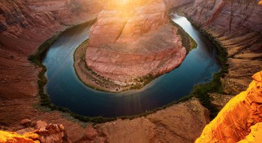 Arizona 'daki Colorado Nehri' nde manzaralı Horseshoe Bend Kanyonu. Gün batımında At nalı Kıvrımı